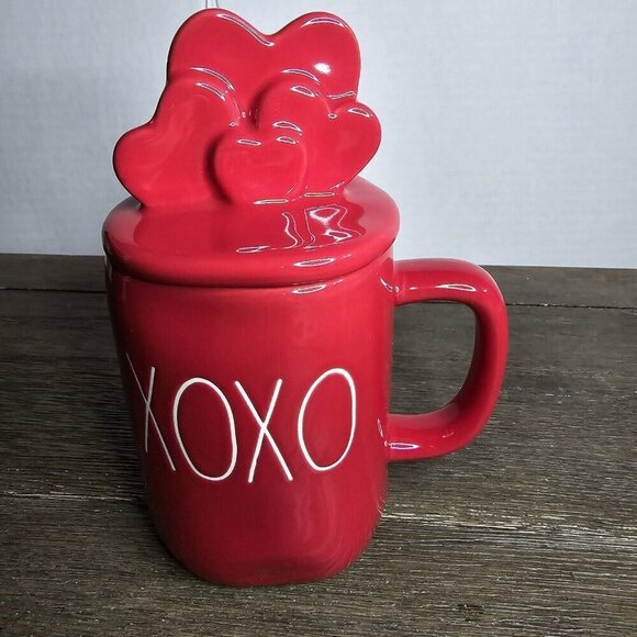 NWT Rae Dunn Artisan XOXO Valentine's Day Red Heart Topper Mug - Picture 1 of 9